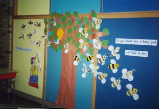school-display-honey-tree_2 school-display-honey-tree_2